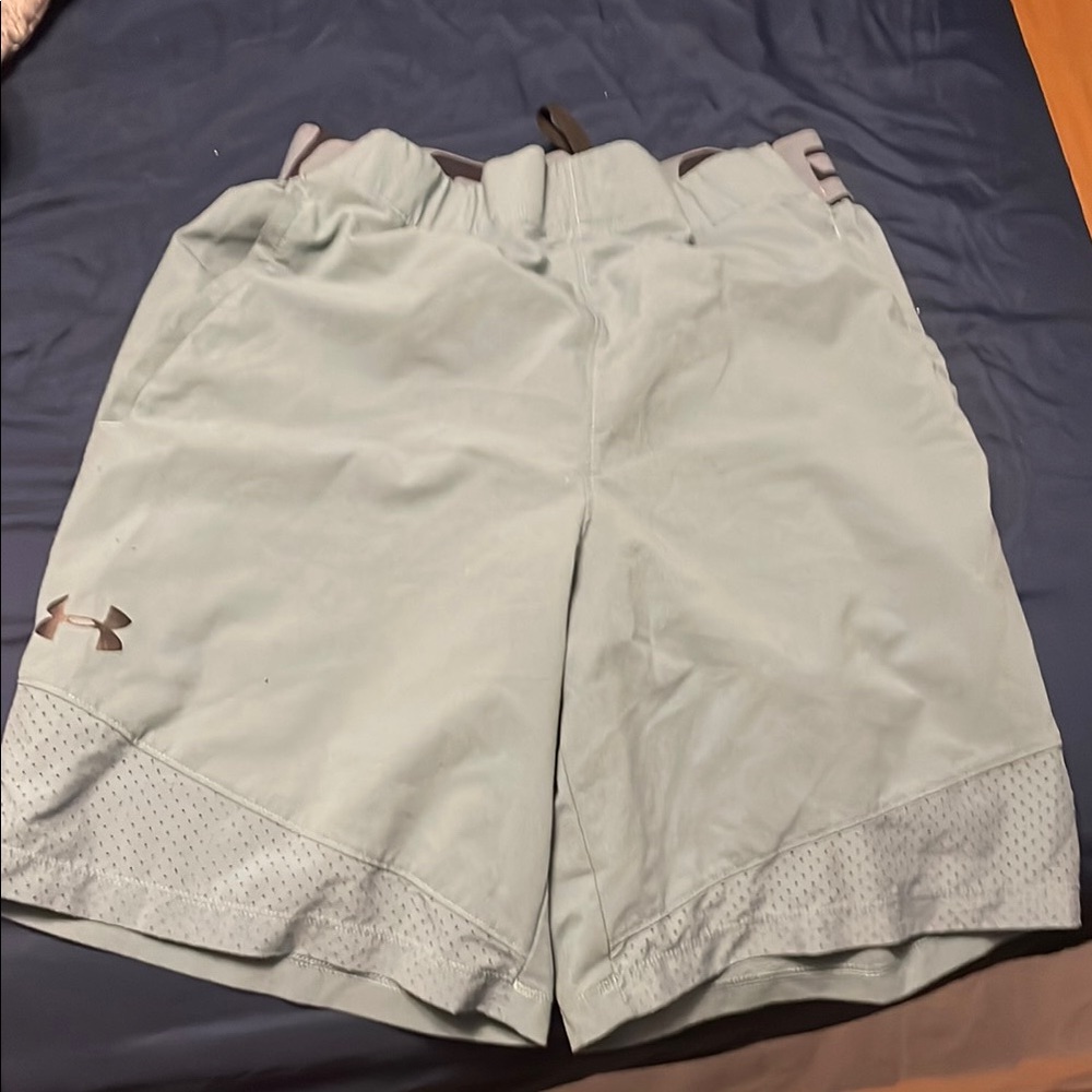 Under Armour Gray Athletic Shorts Lightweight Relaxed Fit